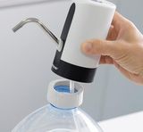 Nabíjateľný automatický dávkovač na vodu