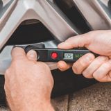 Digitálny merač tlaku v pneumatikách