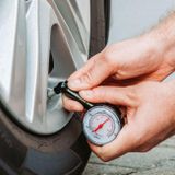 Analógový merač tlaku v pneumatikách