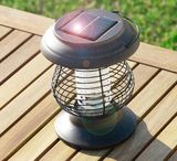 Rustikálna solárna lampa na lapanie hmyzu