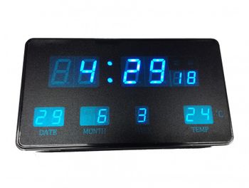 Multifunkčné digitálne hodiny s modrými číslicami