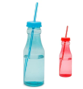Plastová fľaša s vrchnákom a slamkou