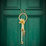 Vianočná ozdoba na dvere s roľničkou - zlatá